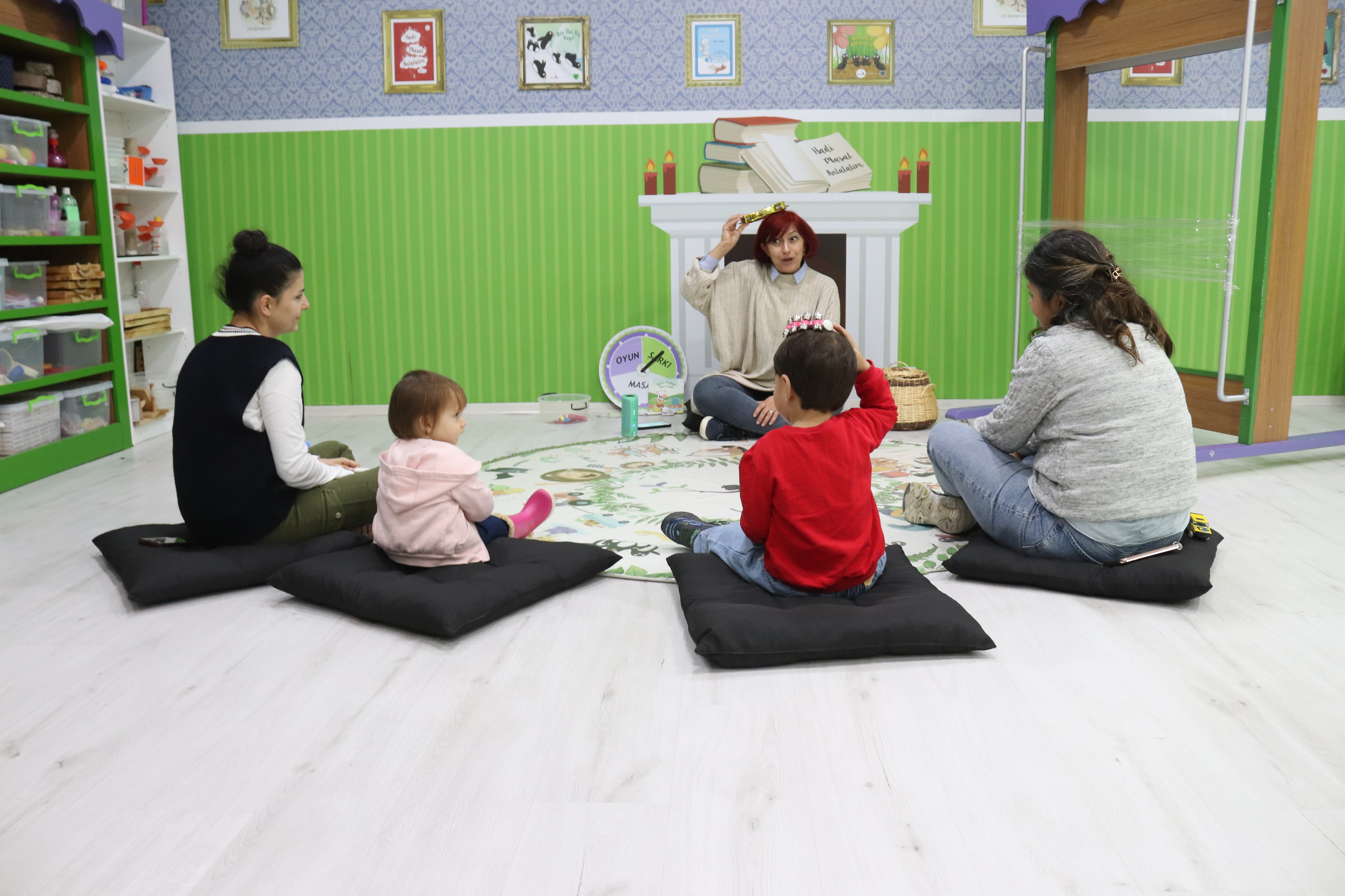 Proje sunumu yapan öğrenciler